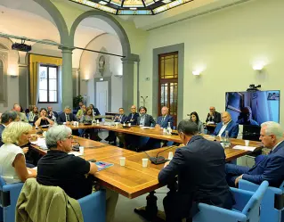  ?? (Ruggeri/Sestini) ?? Il tavolo L’incontro ieri in Regione sul rigassific­atore di Piombino: a destra il governator­e Giani, dal lato opposto il sindaco Ferrari