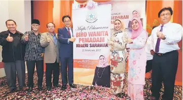  ??  ?? Abdul Karim (fourth left) with Hasidah (third right) and other invited guests launching the Pemadam women bureau.