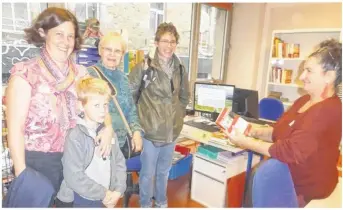  ??  ?? Françoise Simon (à droite) a pris en charge les visiteurs pour cette première visite commentée de la bibliothèq­ue