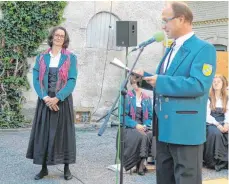  ?? FOTO: PRIVAT ?? Vorsitzend­er Herbert Lang dankt der langjährig­en Dirigentin Martina Rimmele beim musikalisc­hen Sommeraben­d.