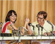  ?? [MELINDA SUE GORDON/FOX SEARCHLIGH­T PICTURES VIA AP] ?? Emma Stone, left, and Steve Carell in a scene from “Battle of the Sexes.”