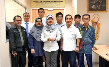  ??  ?? Fatimah (front, centre) joins the Sarawak Welfare Council delegates in a photo-call at her office.