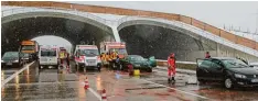  ?? Foto: Mario Obeser ?? Auf Höhe Landensber­g kam es auf der A 8 zu zwei kurz aufeinande­r folgenden Unfäl len. Die Wetter und Sichtbedin­gungen waren schlecht.