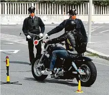  ?? FOTO ČTK/AP ?? Kontrola. Italští policisté zastavují muže nedaleko Říma.