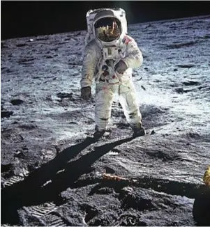  ??  ?? 20 luglio 1969, Buzz Aldrin fotografat­o da Neil Armstrong (macchia bianca visibile al centro del suo casco): sono i primi due uomini a mettere piede sulla Luna, nell’ambito della missione Nasa Apollo 11.