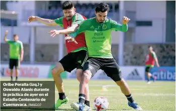  ??  ?? Oribe Peralta (izq.) y Oswaldo Alanís durante la práctica de ayer en el Estadio Centenario de Cuernavaca. /IMAGO7