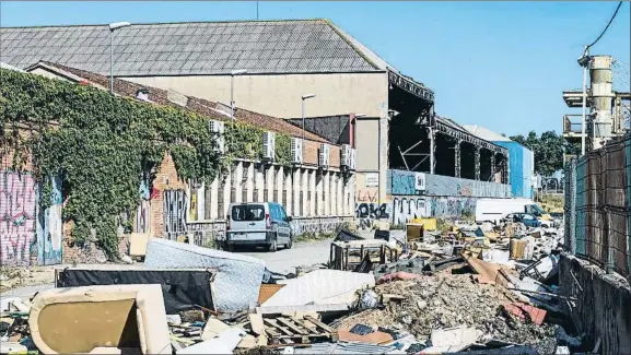  ?? CÉSAR RANGEL ?? El patio trasero de la ciudad. El paisaje urbano de polígonos como el de la Verneda no es precisamen­te atractivo para las nuevas empresas