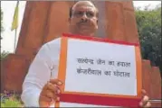  ?? SONU MEHTA/HT PHOTO ?? Leader of opposition in Delhi Assembly, Vijender Gupta, protests outside the Vidhan Sabha.