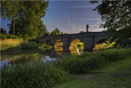  ??  ?? Die alte Altmühlbrü­cke in Ornbau Bei einem Besuch in Franken fiel mir diese schöne alte Brücke wieder ein, die ich schon lange kannte. Da ich zu dieser Zeit oft mit HDR-Aufnahmen experiment­ierte, kam diese Technik auch hier zum Einsatz. In Lightroom wurde das Licht in den Brückenbög­en verstärkt. (Canon EOS 5D Mark III, HDR aus drei Aufnahmen)