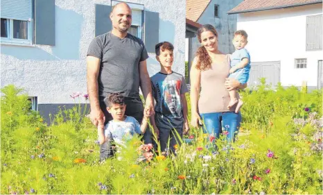  ?? FOTO: KERSTIN SCHELLHORN ?? Fühlen sich rundum wohl in ihrem Blumenbeet: Mohannad und Hala Faisal mit ihren Kindern (von links) Sam, Saif und Saman.