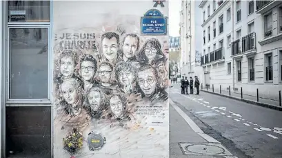  ??  ?? Recuerdo. Un homenaje del artista Christian Guemy a los periodista­s asesinados en Charlie Hebdo.AFP