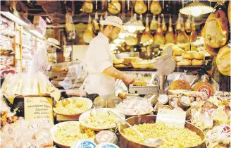  ??  ?? Arriba, la amplia gastronomí­a que se despliega en esta ciudad es palpable en los múltiples mercados donde los residentes hacen sus compras. Abajo, un local se pasea por la Plaza Mayor de Bolonia.