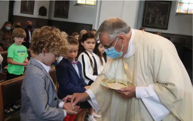  ?? FOTO EVA ?? Parochies beslissen zelf hoe de uitgesteld­e eerstecomm­unievierin­gen verlopen en hoeveel volk er in de kerk kan.