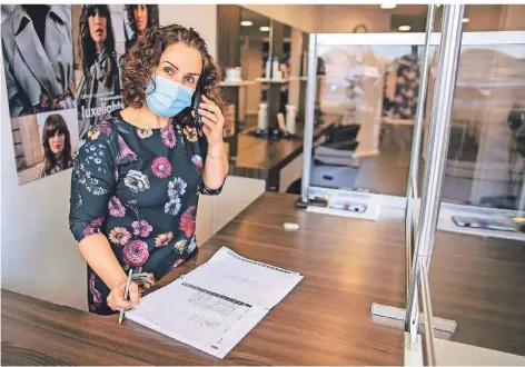  ?? FOTO: CHRISTOPH REICHWEIN ?? Die Inhaberin des Duisburger Friseursal­ons „Haarscharf“, Sadiye Kisin, versteiger­t den ersten Friseurter­min und spendet den Erlös.