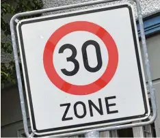  ??  ?? Nicht nur in Haunstette­n ein Problem: In Tempo 30 Zonen wird häufig schneller ge fahren. Symbolfoto: Jens Kalaene, dpa