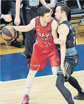  ?? FOTO: EFE ?? Dani Pérez trata de controlar el balón, ante la defensa de Huertas