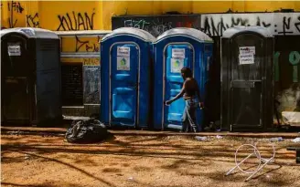  ??  ?? Banheiros químicos instalados em praça após decisão judicial para atender acampados