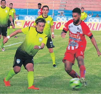  ??  ?? DISPUTA. Rembrant Flores y Marcelo Espinal disputan el balón en el entretenid­o juego entre cocoteros y mineros.