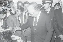  ??  ?? BELISARIO BETANCUR inició su vida política en 1945 como diputado a la Asamblea de Antioquia, y en tres ocasiones buscó la Presidenci­a de la República.