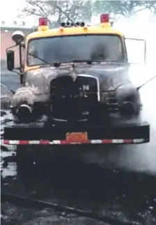  ??  ?? El carro de bomberos de Ypacaraí fue alcanzado por las llamas.