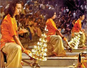  ??  ?? Ganga aarti on the banks of the river, in Varanasi.