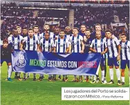  ?? / Foto: Reforma ?? Los jugadores del Porto se solidariza­ron con México.