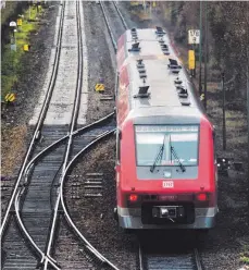  ?? FOTO: ROLAND RASEMANN ?? Züge mit Neigetechn­ik haben auf kurvigen Strecken einen Zeitvortei­l – wenn die Technik denn funktionie­rt.