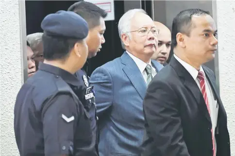  ?? — Bernama photo ?? Najib (centre) arrives at the Sessions Court in the Court Complex at Jalan Duta.