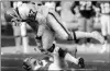  ?? NEWS-HERALD FILE ?? Browns linebacker Clay Matthews makes a play in 1987.