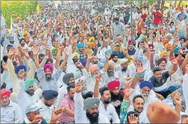  ?? RAVI KUMAR/HT ?? Punjab dairy farmers protest outside the Verka milk plant in Mohali on Saturday.