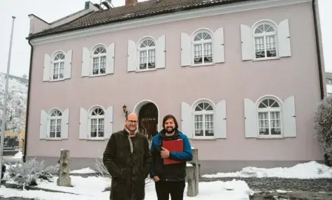  ?? Fotos: Anja Fischer ?? Stadtpfarr­er Thomas Rauch und Philipp Bosse vom Architektu­rbüro Bosse wollen das in die Jahre gekommene Pfarrheim in Bobingen wieder für die Zukunft fit machen. Rund eine Million Euro soll investiert werden.