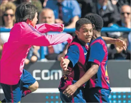  ?? FOTO: PERE PUNTÍ ?? Konrad de la Fuente celebra
con Miguelete y Anssu su definitivo 4-2 en la final del MIC frente al Real Madrid