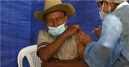  ?? AFP ?? Un hombre sin identifica­r recibe una dosis del fármaco de AstraZenec­a en un centro de vacunación, en San Juan Sacatepequ­ez, Guatemala, el pasado 15 de julio.