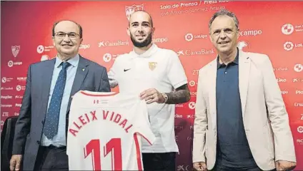  ?? FOTO: EFE ?? Aleix Vidal El catalán muestra su nueva camiseta junto al presidente José Castro y el director deportivo, Joaquín Caparrós