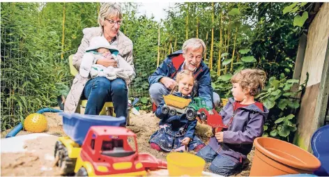  ?? FOTO: ANNE ORTHEN ?? Susanne und Klaus Mans mit ihren Enkeln Mila (sieben Wochen), Paula (fünf Jahre) und Henry (drei Jahre).