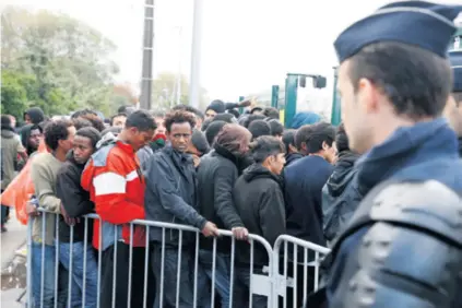  ??  ?? Tražitelji azila iz sjeverne Afrike i s Bliskog istoka godinama su se skupljali u Calaisu u nadi da će im se pružiti prilika da ilegalno prijeđu na Otok