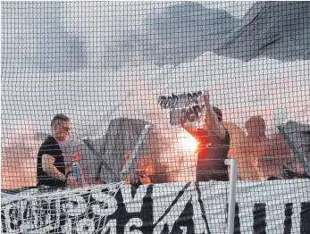  ?? FOTO: IMAGO ?? Anhänger des SSV Ulm 1846 zündeten beim WFV-Pokalfinal­e zwischen Ulm und Ilshofen bengalisch­e Feuer. Nach der Partie randaliert­en etwa 100 rechtsradi­kale Hooligans in einem Zug.