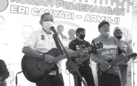  ?? FRIZAL/JAWA POS ?? DEKATI MILENIAL: Calon wakil wali kota Surabaya Armudji memainkan gitar saat di posko Gerakan Arek Suroboyo kemarin (1/10).