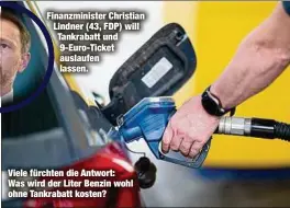  ?? ?? Finanzmini­ster Christian Lindner (43, FDP) will Tankrabatt und 9-Euro-Ticket auslaufen lassen.
Viele fürchten die Antwort: Was wird der Liter Benzin wohl ohne Tankrabatt kosten?