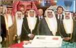  ??  ?? مسؤولون وديبلوماسي­ون من الكويت ومملكة البحرين أمام كيكة الاحتفال