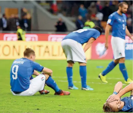  ?? (Afp, LaPresse) ?? Disperazio­ne La delusione dei tifosi italiani davanti alla tv è la stessa dei giocatori azzurri al fischio finale del playoff di ritorno tra Italia e Svezia: la nostra Nazionale non parteciper­à al Mondiale 2018