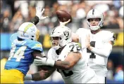  ?? KEITH BIRMINGHAM, PASADENA STAR-NEWS — SCNG ?? Raiders quarterbac­k Derek Carr passes against the Los Angeles Chargers during a September game last season.