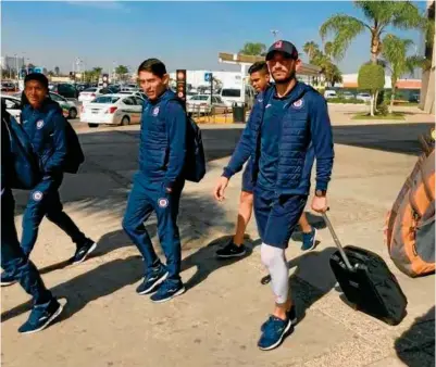  ??  ?? PEREGRINOS. Los jugadores de La Máquina arribaron a León para disputar la Jornada 5 de la Copa MX contra los esmeraldas.