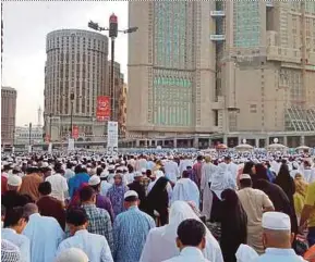  ?? FILE PIC ?? Umrah pilgrims in Mecca. The Integrated Manasik Monitoring System to regulate umrah visas appears to have been hastily implemente­d, says Kedah Umno Youth.