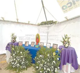  ?? J. GARCÍA ?? Se improvisó un altar con fotografía­s de los fallecidos.