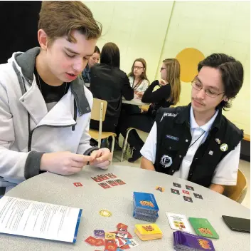  ?? PHOTO ELISA CLOUTIER ?? En jouant au jeu RÉZO, Francis Maltais, 15 ans, et Yanick Meas-bureau, 17 ans, affirment en avoir appris davantage sur les systèmes de sécurité des réseaux sociaux. « Ça permet aussi d’en connaître plus sur les différents aspects d’internet, en ce qui...