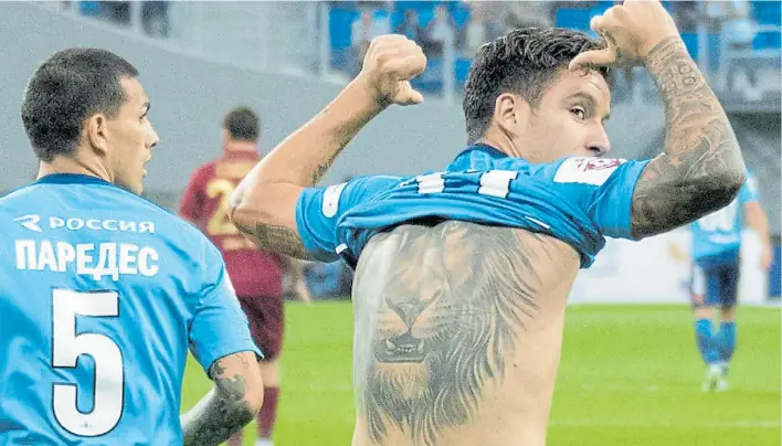  ??  ?? Argentinos. Driussi muestra el león de su espalda. Quiere que su tatuaje quede en segundo plano, superado por sus goles. Paredes, con la 5 y su apellido en cirílico, acompaña el festejo.