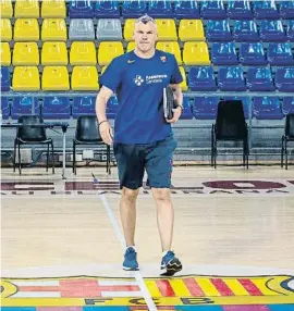  ?? CÉSAR RANGEL ?? El jefe Sarunas Jasikevici­us abandona ayer la pista del Palau después del entrenamie­nto del Barça con su carpeta bajo el brazo