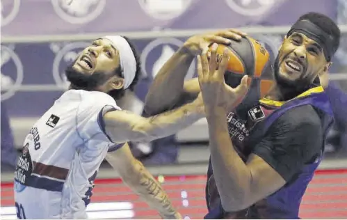  ?? //EFE ?? Kassius Robertson lucha por un balón con Brandon Davies, en el partido disputado en Santiago de Compostela