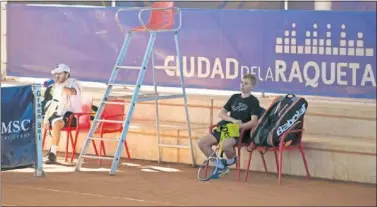  ??  ?? BECADOS. Dos jugadores descansan durante un partido del torneo de AGM en la Ciudad de la Raqueta.